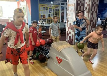 Наши воспитанники побывали в настоящем боулинг-клубе