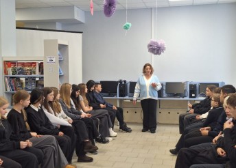 сотрудники центра Милосердие провели тренинг Путь доверия с учащимися школы 13