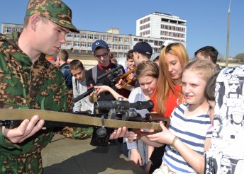 24 АПРЕЛЯ 2019 ГОДА В ЦЕЛЯХ ВОСПИТАНИЯ ПАТРИОТИЗМА И ЛЮБВИ К РОДИНЕ СОСТОЯЛАСЬ ЭКСКУРСИЯ В ВОИНСКУЮ ЧАСТЬ