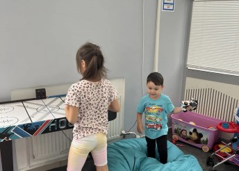 Игра, которая лечит: занятие по игротерапии в центре «ДО-БРО»