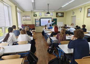 Психологи Центра «Милосердие» провели с учащимися 7 «Б» класса СОШ № 13 психологический тренинг «Мы- дружная команда!»